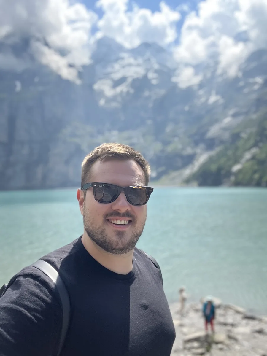 No Oeschinensee, lago glacial turquesa perto de Kandersteg