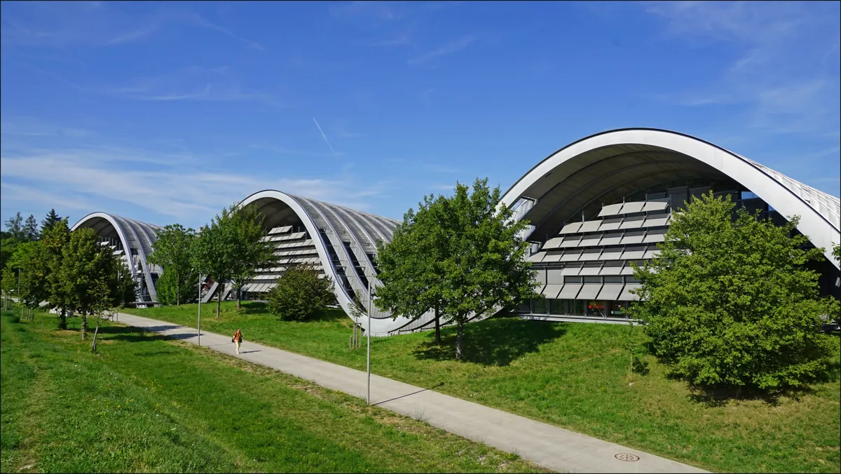 Prédio ondulado do Zentrum Paul Klee, em Berna, visto do gramado