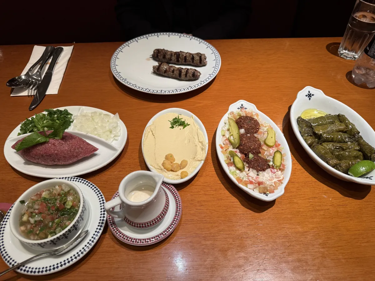Mesa do Almanara, no JK Iguatemi, com quibe cru, kafta, falafel e charutinho