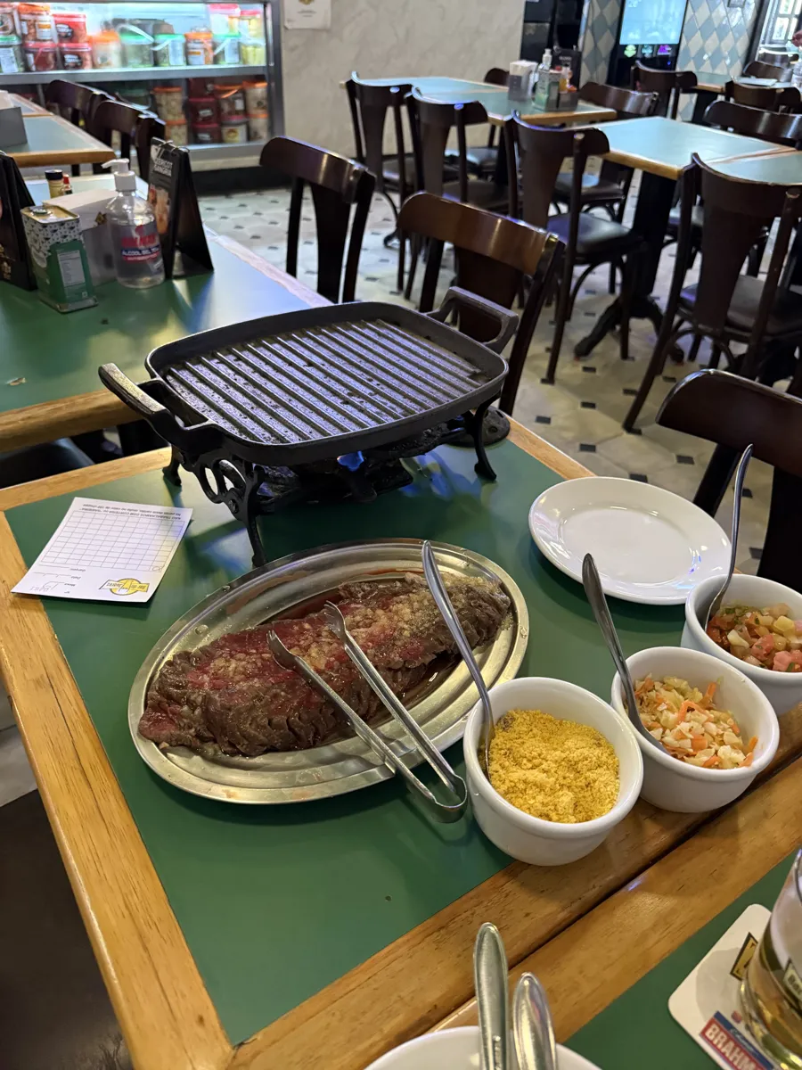 Picanha servida na chapa de mesa do Bar do Juarez, em Moema