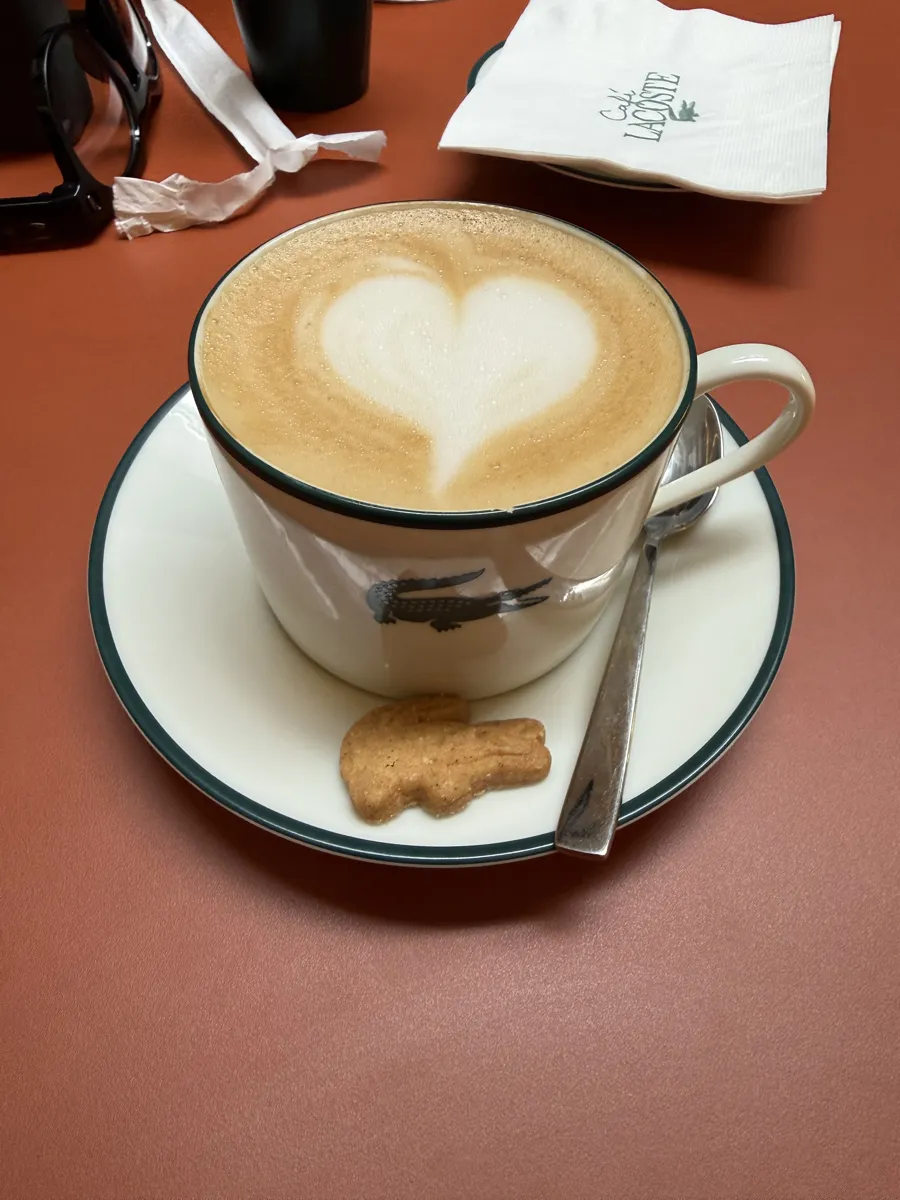 Latte do Café Lacoste, no Shopping Cidade Jardim, com o biscoitinho de jacaré
