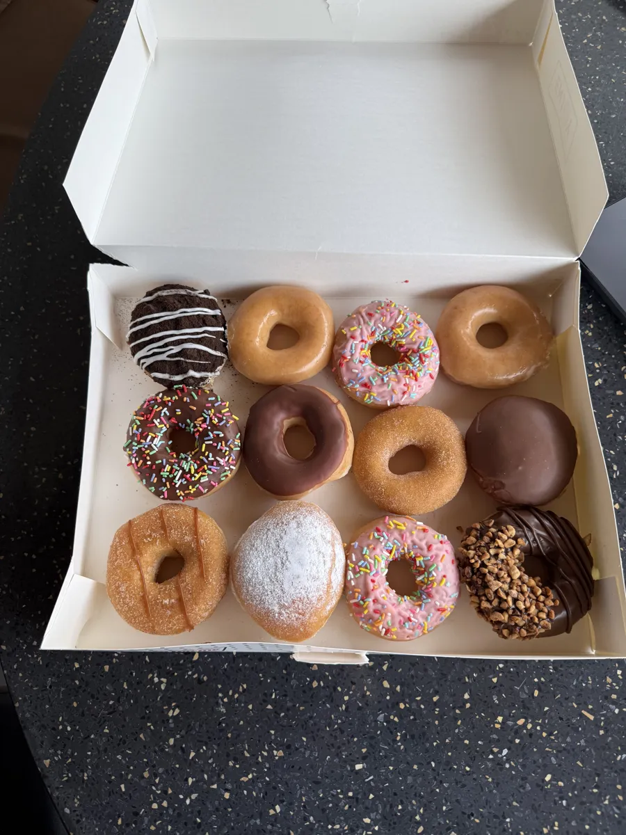 Caixa com 12 donuts da Krispy Kreme