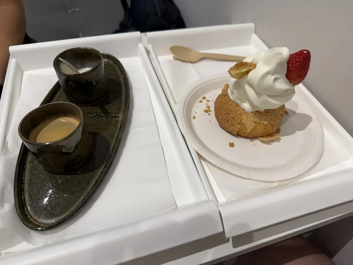 Choux com sorvete de baunilha e morango e espresso do Milkie Your Day, na Liberdade