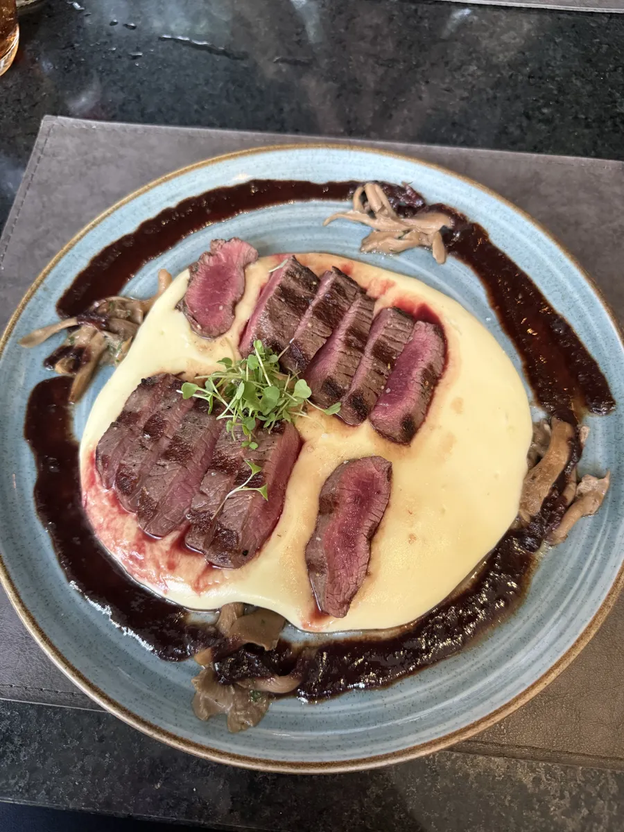 Lombo de cordeiro com purê e molho do Sal Gastronomia, no Shopping Cidade Jardim