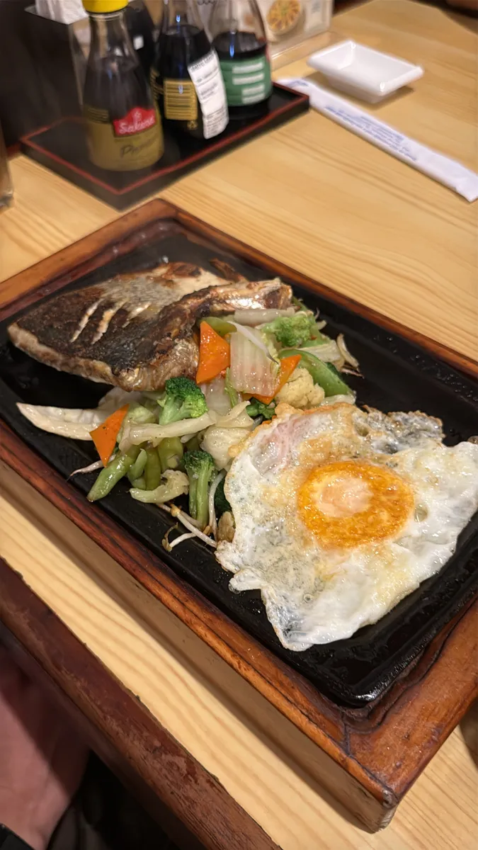 Teppanyaki de anchova com ovo frito do Sushi Yassuh