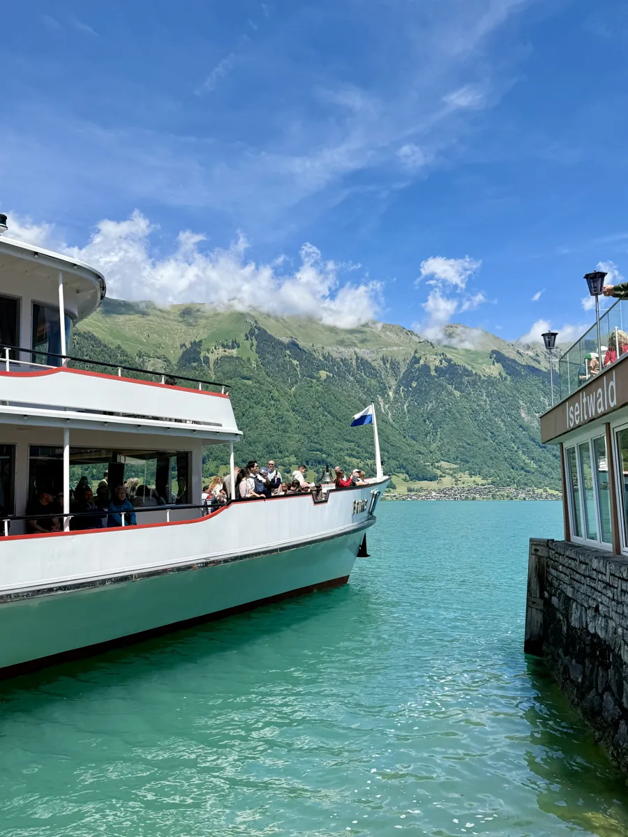 Barco da BLS atracado em Iseltwald, no Lago de Brienz