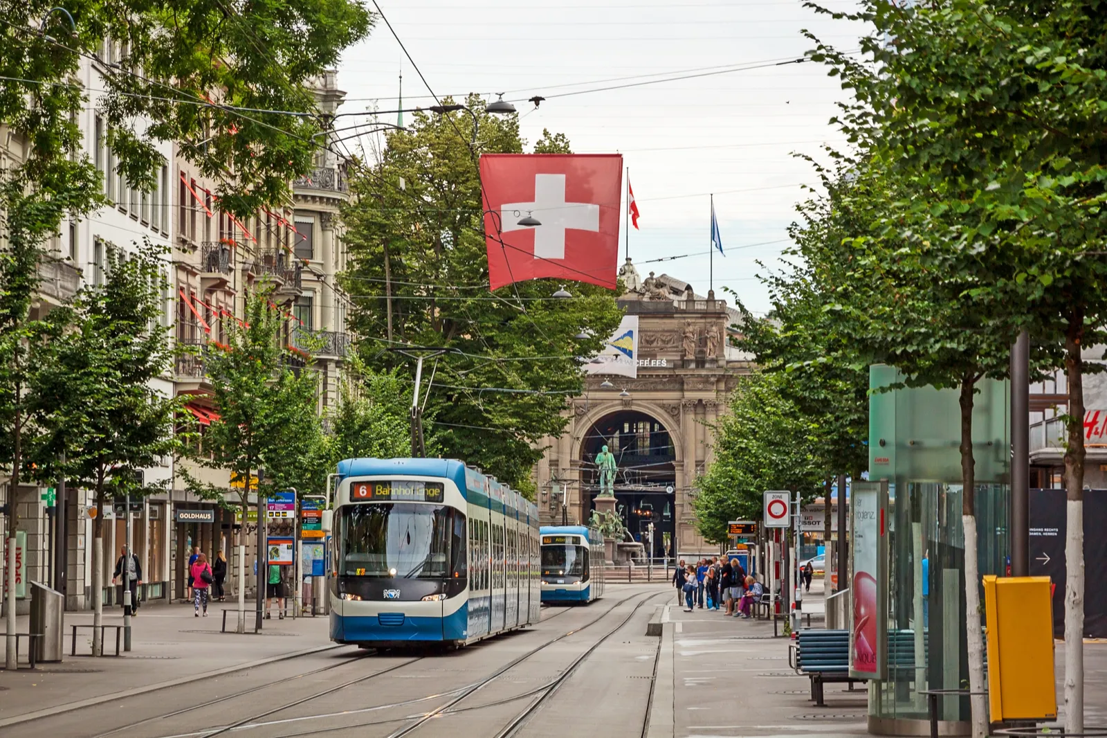 Bahnhofstrasse, com o bonde e a estação central ao fundo