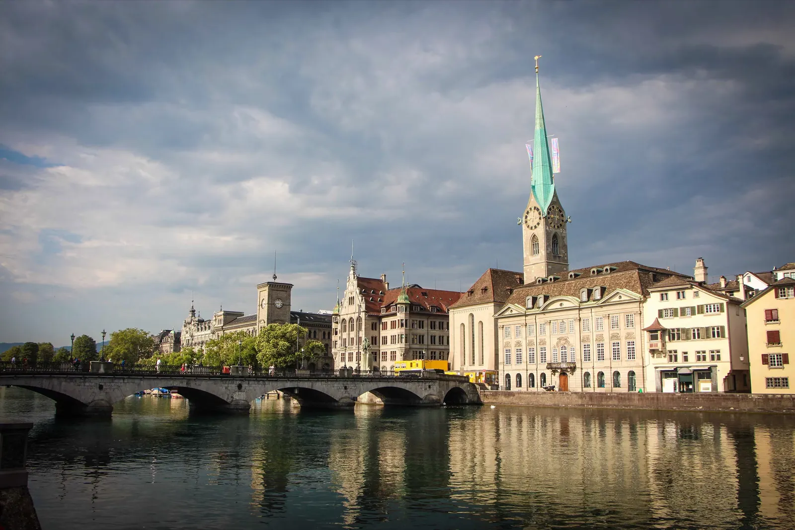 Fraumünster e o Limmat, vistos da margem direita