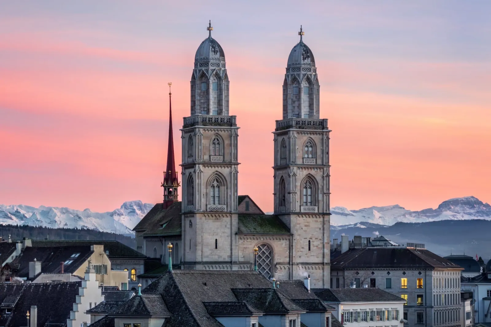 As duas torres da Grossmünster, na margem direita do Limmat