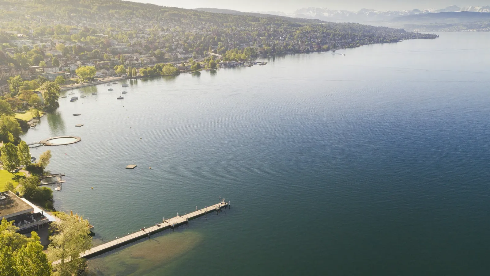 O Lago de Zurique visto do alto, com os píeres da orla