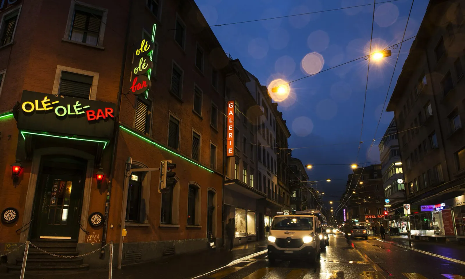 Langstrasse à noite, no Kreis 4, atrás da Zürich HB