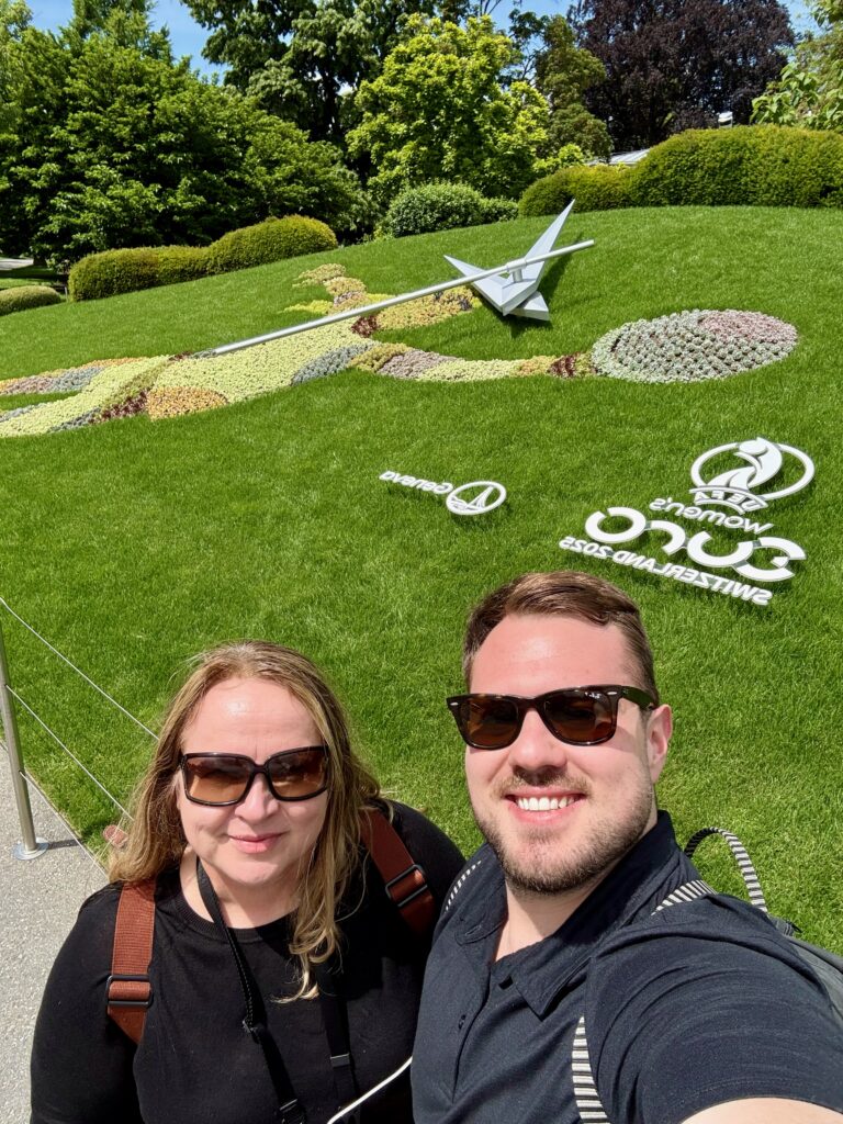 João e mãe no Horloge Fleurie. em Genebra